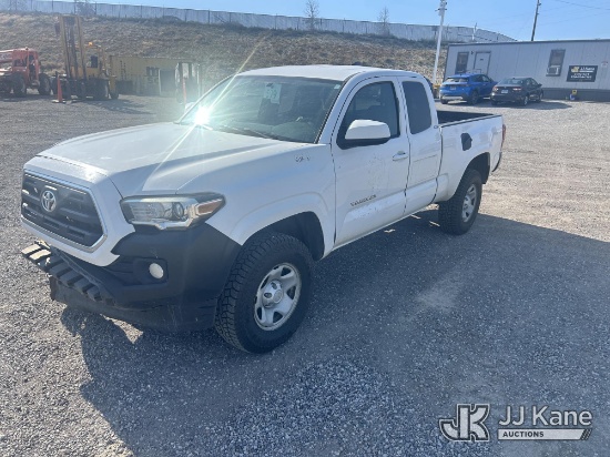 (Sparks, NV) 2016 Toyota Tacoma 4x4 Extended-Cab Pickup Truck Runs & Moves) (Collision Issues - Fron