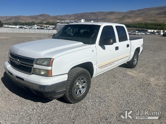 (Sparks, NV) 2007 Chevrolet Silverado 1500 4x4 Crew-Cab Pickup Truck Runs & Moves) (Dash Warning Ind