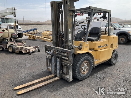 (Las Vegas, NV) Caterpillar GP40K1 Pneumatic Tired Forklift Runs & Moves) (Exterior Defects- LPG Lin