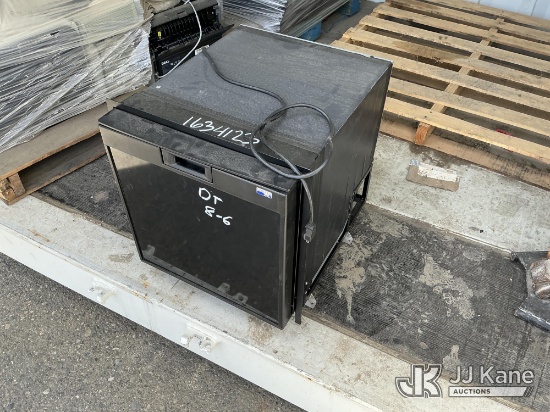 (Dixon, CA) Mini Fridge NOTE: This unit is being sold AS IS/WHERE IS via Timed Auction and is locate