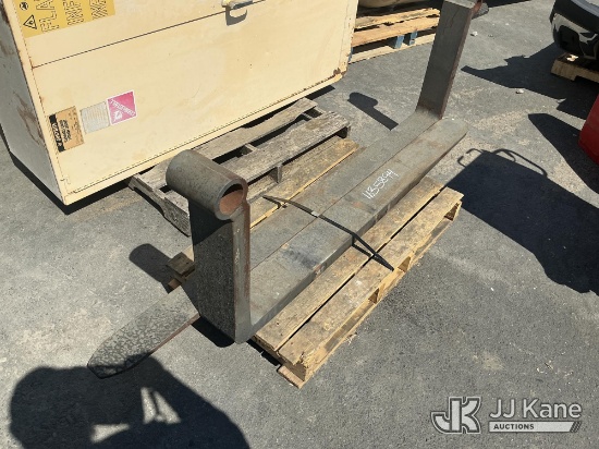 (Dixon, CA) 5ft Forklift Forks (Used) NOTE: This unit is being sold AS IS/WHERE IS via Timed Auction