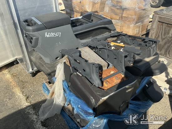(Dixon, CA) Car Seats & Center Console (Used) NOTE: This unit is being sold AS IS/WHERE IS via Timed