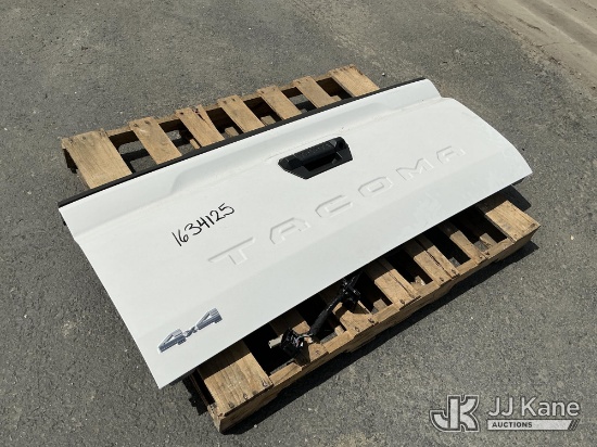 (Dixon, CA) Tacoma Tailgate (Used) NOTE: This unit is being sold AS IS/WHERE IS via Timed Auction an