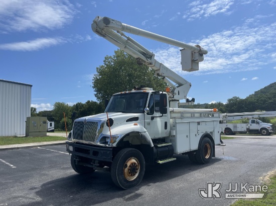 (Lebanon, TN) Altec L42A, Over-Center Bucket Truck center mounted on 2004 International 7300 Utility