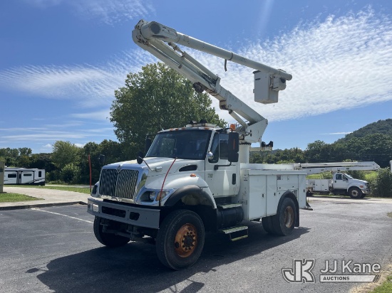 (Lebanon, TN) Altec L42A, Over-Center Bucket Truck center mounted on 2005 International 7300 Utility