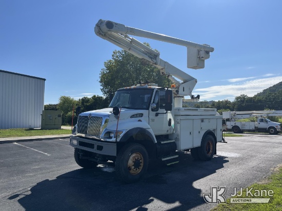 (Lebanon, TN) Altec L42A, Over-Center Bucket Truck center mounted on 2004 International 7300 Utility