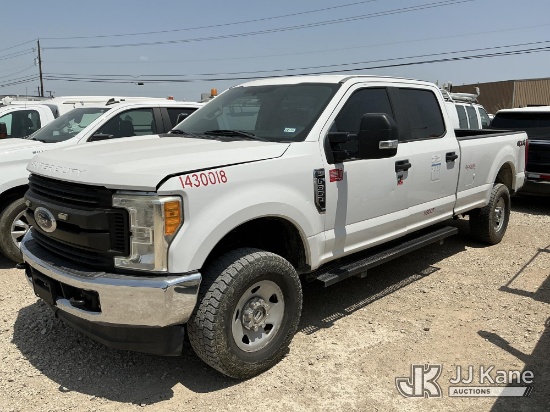 (Waxahachie, TX) 2017 Ford F350 4x4 Crew-Cab Pickup Truck Runs & Moves)(Seller States: Catalyst Syst