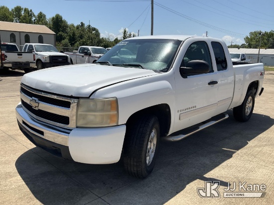 (Conway, AR) 2009 Chevrolet Silverado 1500 4x4 Extended-Cab Pickup Truck Runs & Moves) (Dash Warning