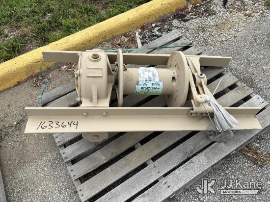 (Kansas City, MO) Hydraulic Winch (Condition Unknown) NOTE: This unit is being sold AS IS/WHERE IS v