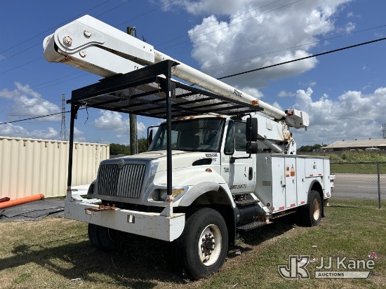 (Red Rock, TX) Altec AA755L, Material Handling Bucket Truck rear mounted on 2007 International 7300