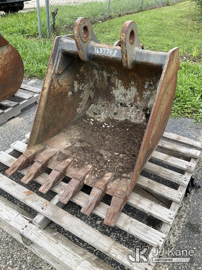 (South Beloit, IL) Case Bucket-off Case 590 (30in) NOTE: This unit is being sold AS IS/WHERE IS via