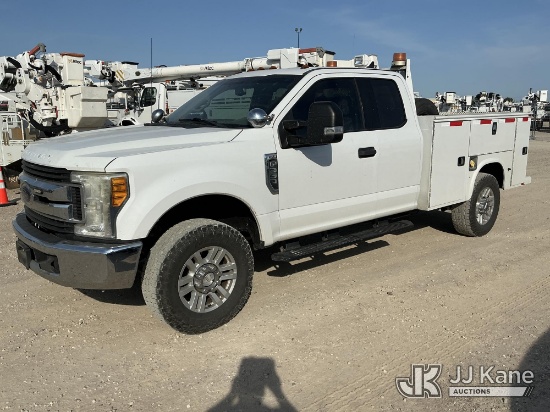 (Waxahachie, TX) 2017 Ford F-350 SD Extended-Cab Service Truck Runs & Moves) (Dash Warning Indicator
