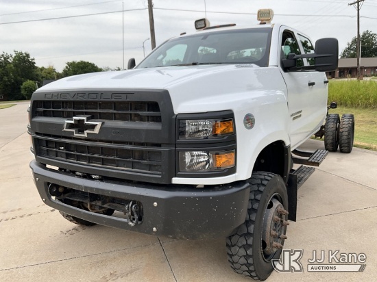 (Blackwell, OK) 2021 Chevrolet Silverado 6500HD 4x4 Crew-Cab Chassis Runs & Moves) (Dash Warning Ind