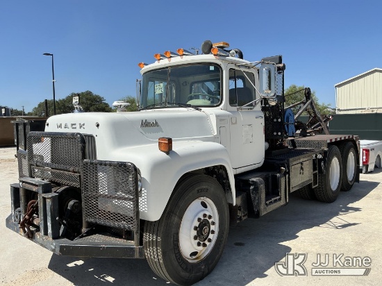 (Johnson City, TX) 1972 Mack R685 Tow/Wrecker Truck, Co-Operative Owned & Maintained Runs, Moves & O