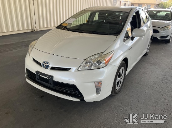 (Jurupa Valley, CA) 2015 Toyota Prius 4-Door Hatch Back Runs & Moves