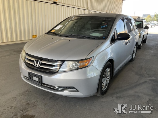 (Jurupa Valley, CA) 2015 Honda Odyssey Mini Cargo Van Runs & Moves) (A/C Not Cold