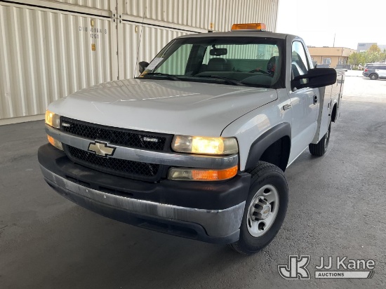 (Jurupa Valley, CA) 2002 Chevrolet Silverado 2500HD LS Service Truck Runs & Moves