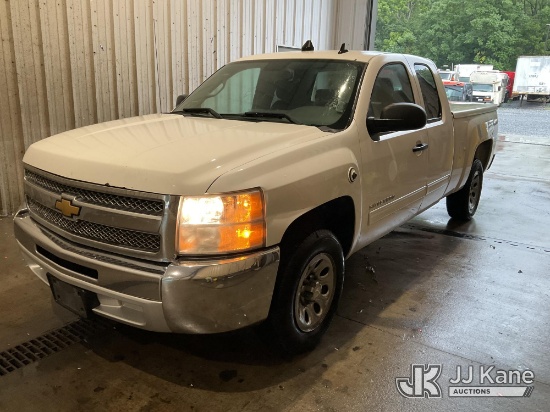 (Hagerstown, MD) 2013 Chevrolet Silverado 1500 Extended-Cab Pickup Truck Runs & Moves) (Removal is b