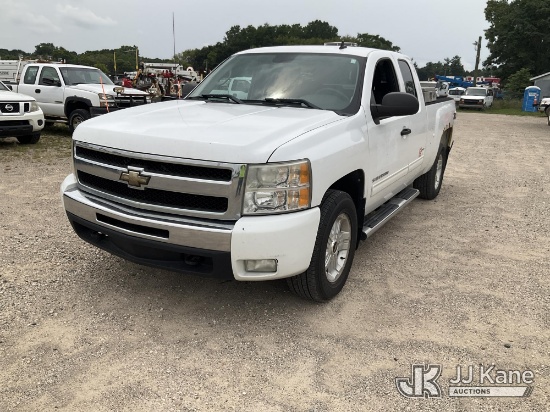(Charlotte, MI) 2011 Chevrolet Silverado Extended-Cab Pickup Truck Runs & Moves ) (Exterior Defect -