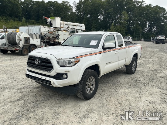 (Shrewsbury, MA) 2017 Toyota Tacoma 4x4 Extended-Cab Pickup Truck Runs & Moves) (Dash Warning Indica