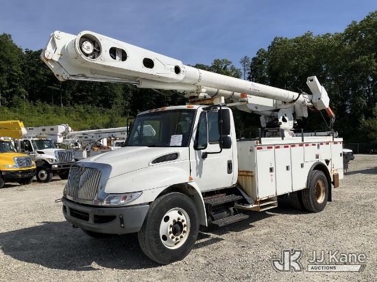 (Shrewsbury, MA) Altec AM855, Material Handling Bucket Truck rear mounted on 2006 International 4300