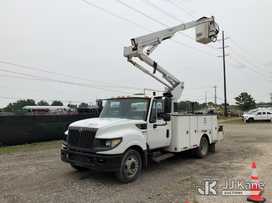 (Charlotte, MI) Versalift SST40EIH, Articulating & Telescopic Bucket Truck center mounted on 2014 In