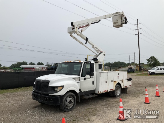 (Charlotte, MI) Versalift SST40EIH, Articulating & Telescopic Bucket Truck center mounted on 2013 In