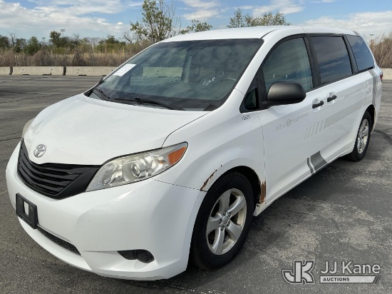 (Salt Lake City, UT) 2015 Toyota Sienna Mini Passenger Van Runs & Moves) (Collision Issues