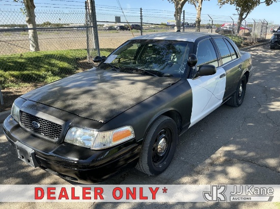 (Dixon, CA) 2011 Ford Crown Victoria Police Interceptor 4-Door Sedan Runs & Moves) (Dash Warning Ind