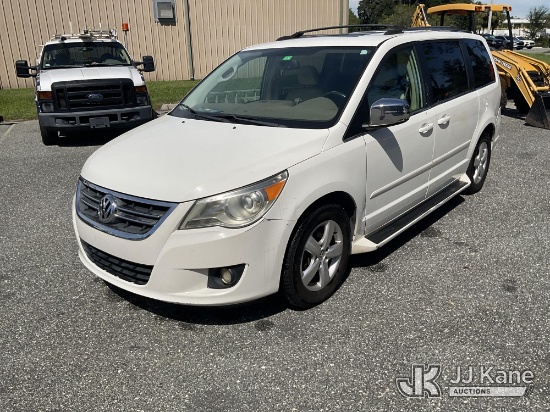 (Wildwood, FL) 2009 Volkswagen Routan Mini Passenger Van Runs & Moves) (Interior Defects-Missing Rea