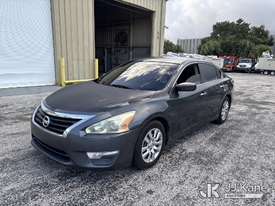 (West Palm Beach, FL) 2013 Nissan Altima 4-Door Sedan Runs & Moves) (FL Residents Purchasing Titled