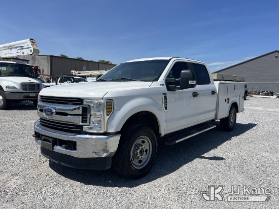 (Chattanooga, TN) 2018 Ford F250 4x4 Crew-Cab Service Truck Runs & Moves) (Warning Light Indicators