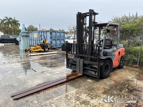 (Riviera Beach, FL) 2015 Toyota 8FD35U Solid Tired Forklift Runs & Does Not Move, Operates) (Transmi