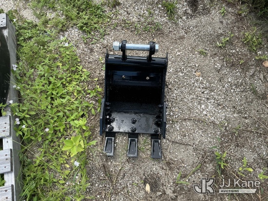 (Tampa, FL) Mini Excavator 10 Inch Digging Bucket (Condition Unknown) NOTE: This unit is being sold