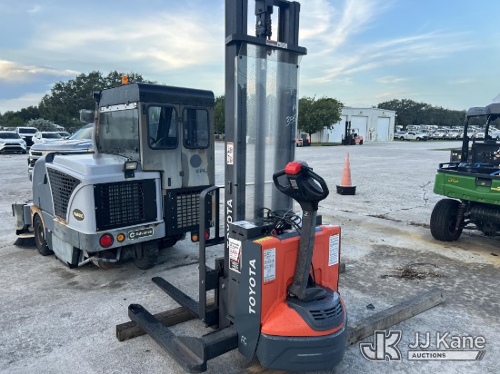 (Riviera Beach, FL) Toyota 8BWS13 Walk-Behind Pallet Truck Not Running, Condition Unknown