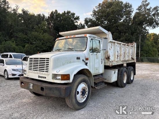 (Memphis, TN) 2002 International 4900 Dump Truck, Municipal Owned Runs & Moves) (Interior Defects-Ga