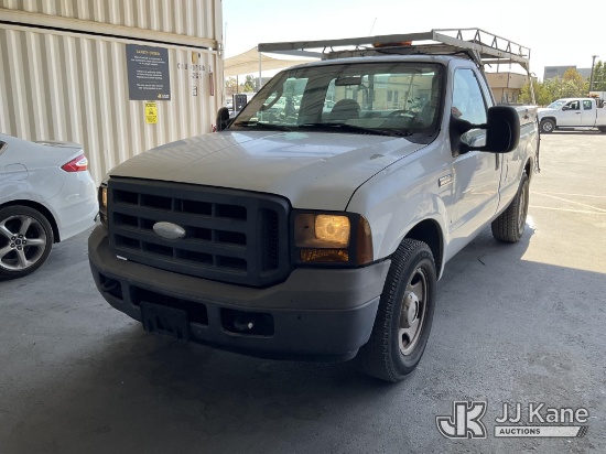 (Jurupa Valley, CA) 2005 Ford F-350 SD Pickup Truck Runs & Moves, Liftgate Leaks Hydraulic Oil