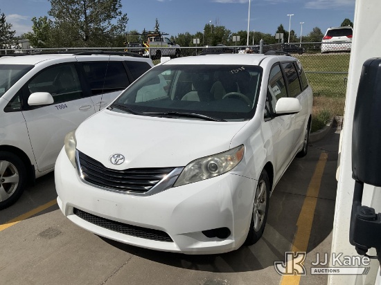 (Colorado Springs, CO) 2014 Toyota Sienna Mini Passenger Van Runs & Moves