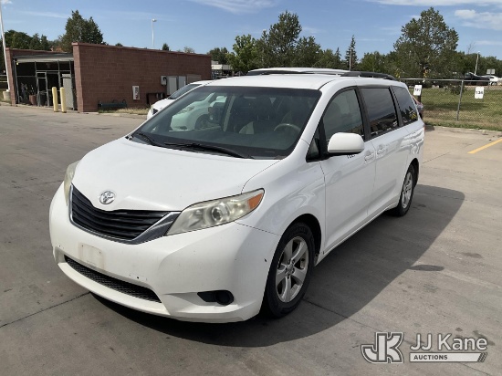 (Colorado Springs, CO) 2014 Toyota Sienna Mini Passenger Van Runs & Moves