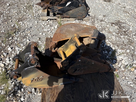 (Hawk Point, MO) Various Buckets (1654445 )