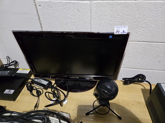 Samsung SyncMaster P2070 20" Monitor and Snowball iCE - Plug & Play USB Mic