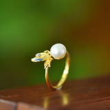 An Exquisite Sterling Silver-Gold Plated Inlaid Pearl Ring