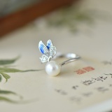 An Exquisite Sterling Silver Inlaid Pearl Ring