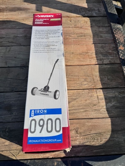 HUSKY 18" MAGNETIC SWEEPER