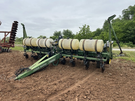 1989 John Deere 7200 MaxEmerge II 8 row 30 Planter
