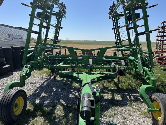 2023 John Deere 2430 38' Chisel Plow