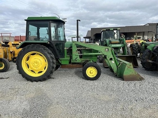 John Deere 2040S w/ 620 Loader