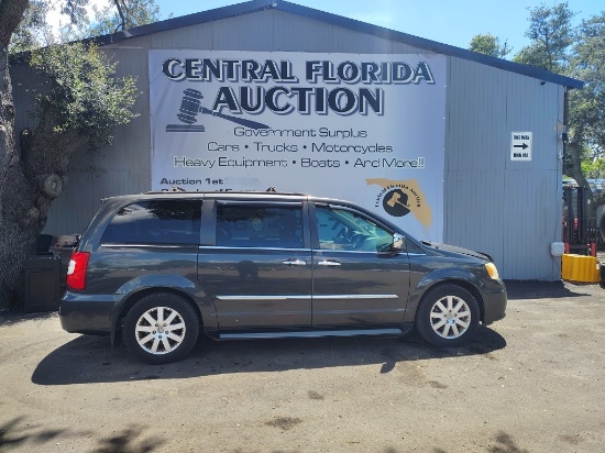 2012 Chrysler Town and Count RUNS/MOVES Touring-L