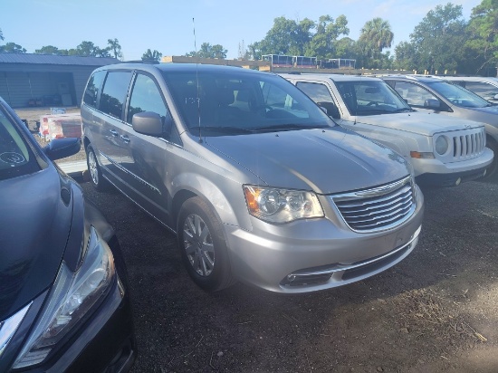 2016 Chrysler Town and Count Touring RUNS/MOVES
