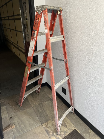 Red Fiberglass 6' Step Ladder
